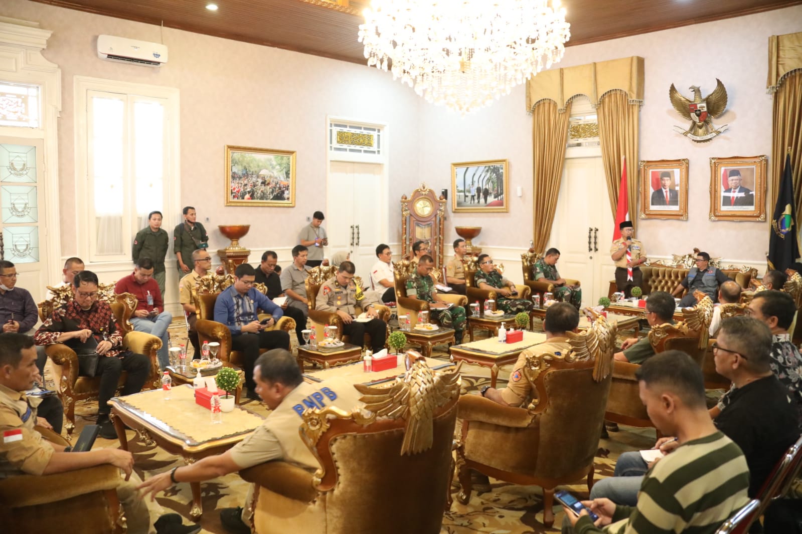 Bupati Cianjur Herman Suherman (baju pramuka) saat memberikan pemaparan ketika Rapat Evaluasi Percepatan Pelaksanaan Pembangunan Rumah Rusak bagi masyarakat terdampak gempa pada November yang lalu. Rapat ini dilaksanakan di Kantor Bupati Cianjur, Jawa Barat pada Jumat (14/7).
